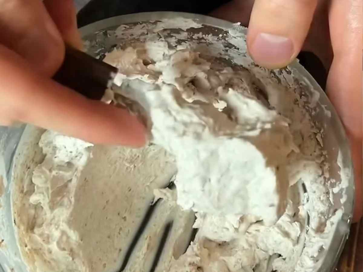 Passo 2 da Receita de Tutano Assado – Mixer batendo o tutano derretido até virar um creme claro