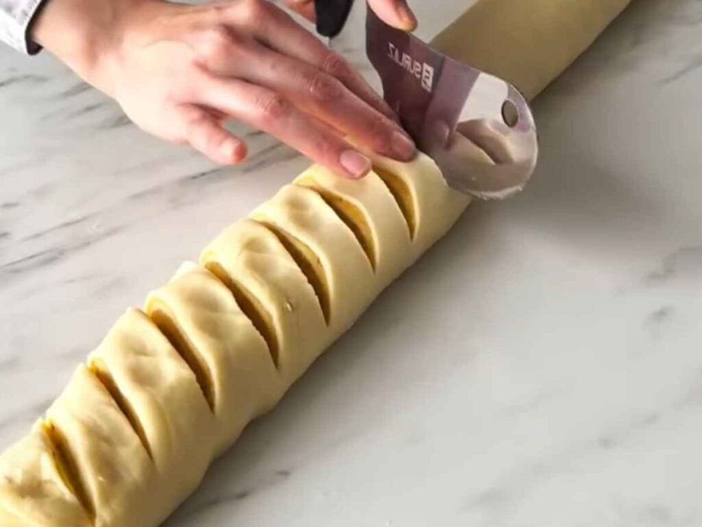 mil-folhas de batata, börek turco crocante, patatesli rulo börek, rulo börek feito com palito, mini folhado de batata turco, massa folhada artesanal passo a passo, técnica do palito de churrasco pão, achei cozinhando.