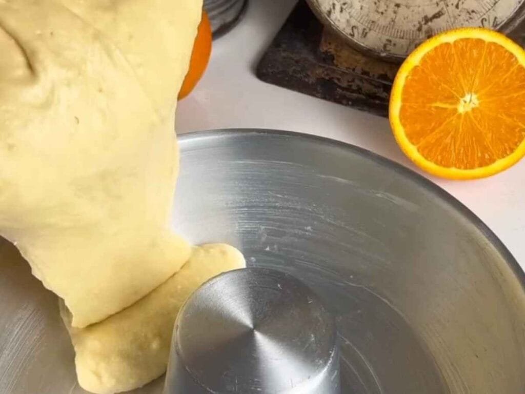  bolo de laranja amanteigado caseiro, receita de bolo de laranja fofinho, como fazer bolo de laranja de vovó, massa de bolo que parece talhada, bolo de laranja úmido plástico filme, confeitaria tradicional simples, achei cozinhando.