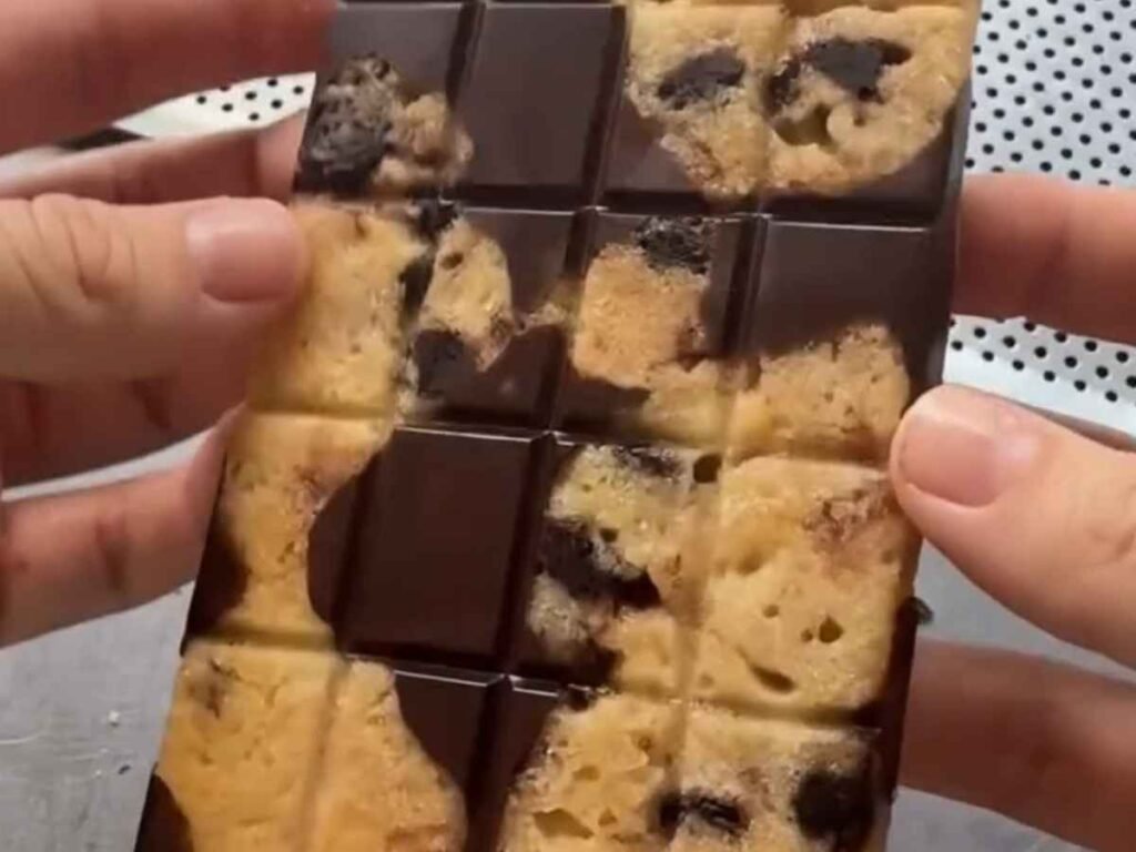 
🍫 Barra de Chocolate com Cookies
