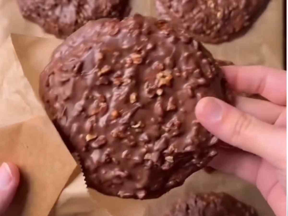 🌰 Cookie Ferrero Rocher (O Segredo do Recheio Cremoso)