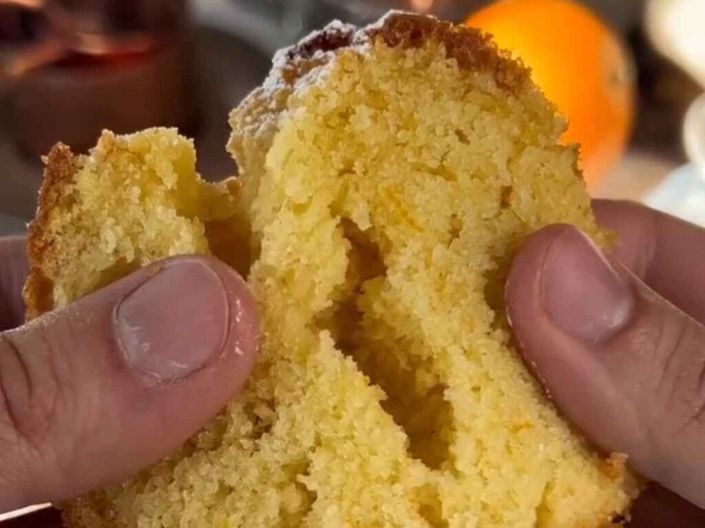 bolo de laranja amanteigado caseiro, receita de bolo de laranja fofinho, como fazer bolo de laranja de vovó, massa de bolo que parece talhada, bolo de laranja úmido plástico filme, confeitaria tradicional simples, achei cozinhando.