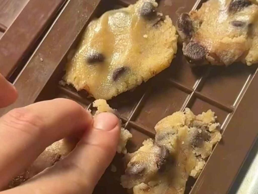 
🍫 Barra de Chocolate com Cookies
