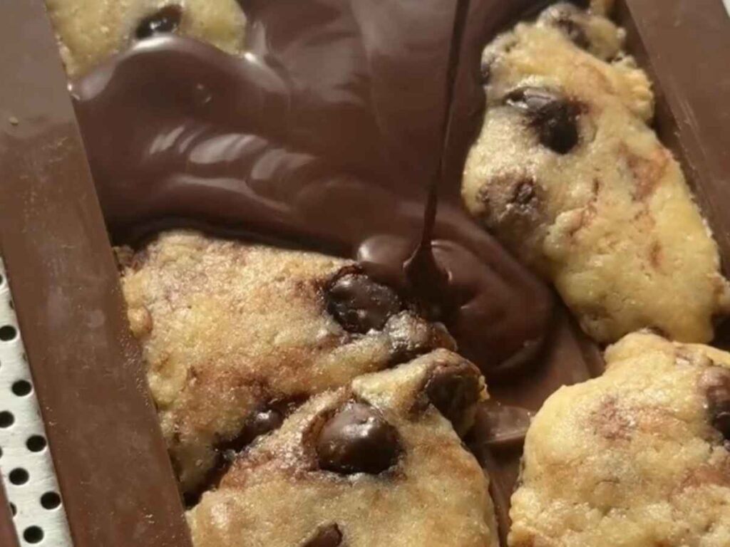 barra de chocolate recheada com cookie, como fazer massa de cookie tradicional, receita de cookie de chocolate intenso, cookie na forma de silicone, doce rápido de 5 minutos, confeitaria de instagram simples, achei cozinhando.