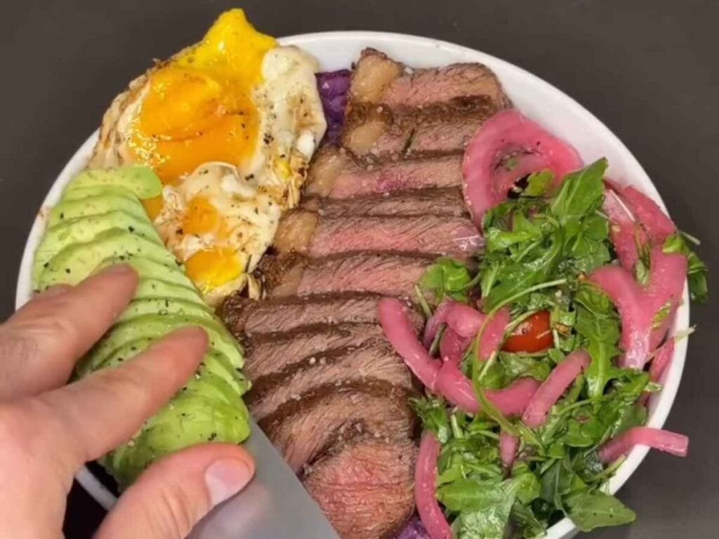 bowl de carne com batata doce roxa, receita pos treino hipertrofia saudavel, contrafile com batata doce assada, prato rico em proteina academia funcional, almoco saudavel com ovo e abacate, receita com batata roxa amassada, achei cozinhando.