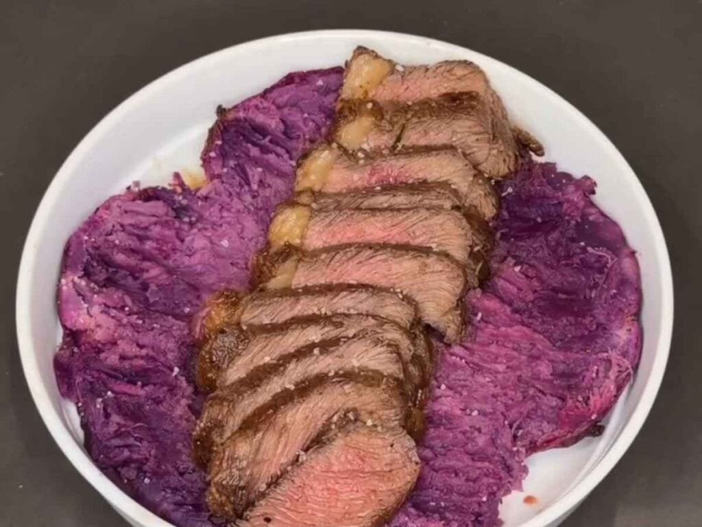 bowl de carne com batata doce roxa, receita pos treino hipertrofia saudavel, contrafile com batata doce assada, prato rico em proteina academia funcional, almoco saudavel com ovo e abacate, receita com batata roxa amassada, achei cozinhando.
