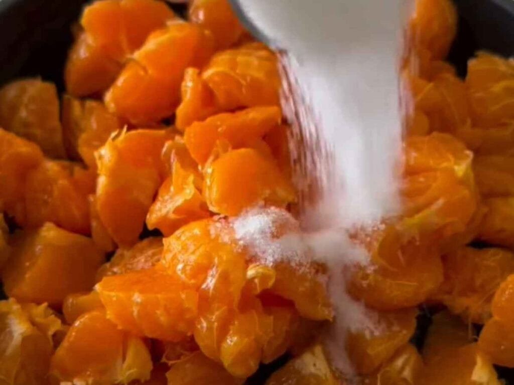 🍊 Sorvete de Bergamota (Servido na Própria Casca) sorvete de bergamota caseiro, sobremesa refrescante na casca da fruta, como fazer sorvete de mexerica cremoso, doce de bergamota com chantilly e labne, receita facil de sorvete de freezer, calda de bergamota artesanal para doce, achei cozinhando.