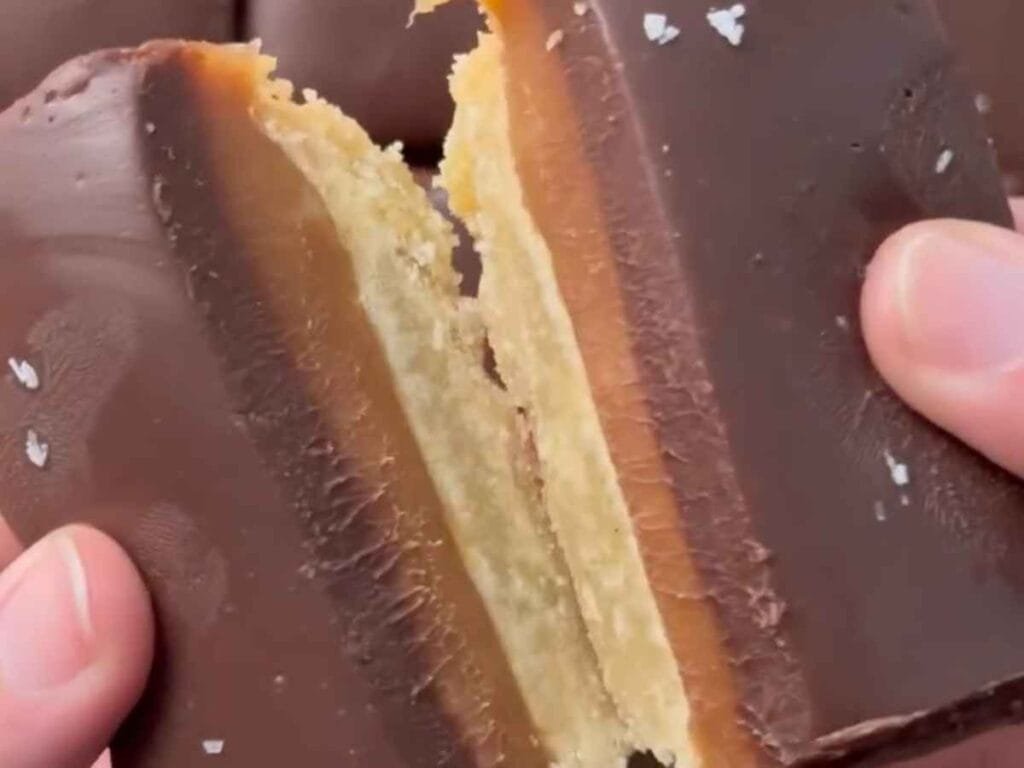 🍫 Barrinhas de Caramelo de Milionário (a receita da Rainha) barrinhas de caramelo de milionário, a receita da rainha shortbread, biscoito amanteigado com caramelo de mel e chocolate, sobremesa de chocolate com leite condensado tradicional, como fazer caramelo puxa puxa com mel, doce quadrado ingles artesanal, substituto xarope de milho caramelo, achei cozinhando.