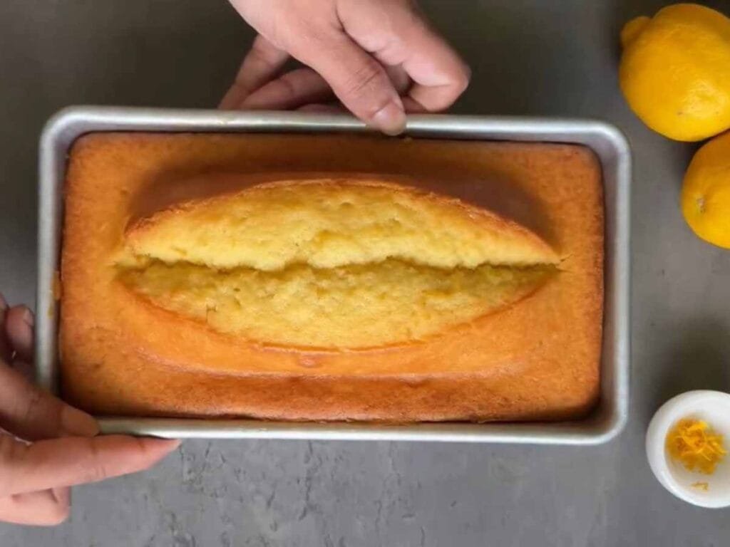 bolo de limão inglês de cafeteria, lemon loaf cake receita umida, bolo amanteigado de limao siciliano com calda, como fazer bolo de limao de forma retangular, cobertura de glace de acucar para bolo doce, massa de bolo com raspas de limao e oleo, achei cozinhando.