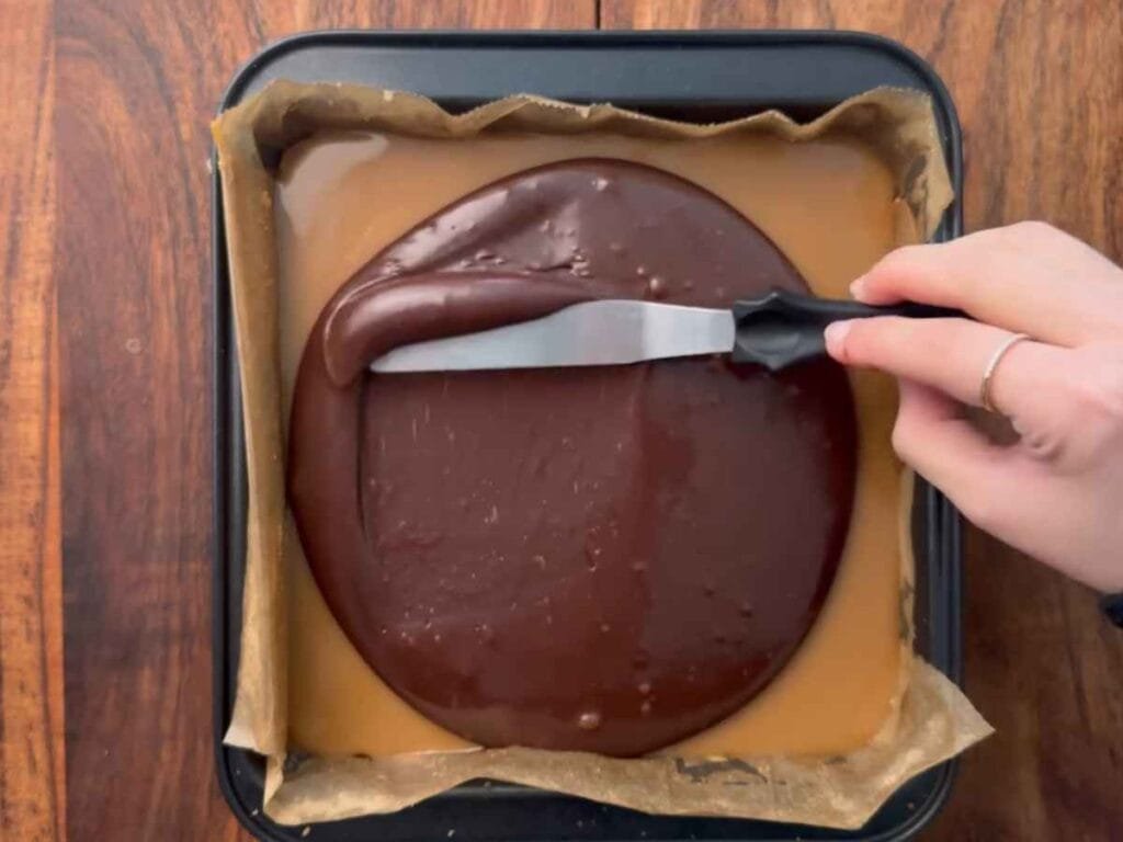 🍫 Barrinhas de Caramelo de Milionário (a receita da Rainha) barrinhas de caramelo de milionário, a receita da rainha shortbread, biscoito amanteigado com caramelo de mel e chocolate, sobremesa de chocolate com leite condensado tradicional, como fazer caramelo puxa puxa com mel, doce quadrado ingles artesanal, substituto xarope de milho caramelo, achei cozinhando.